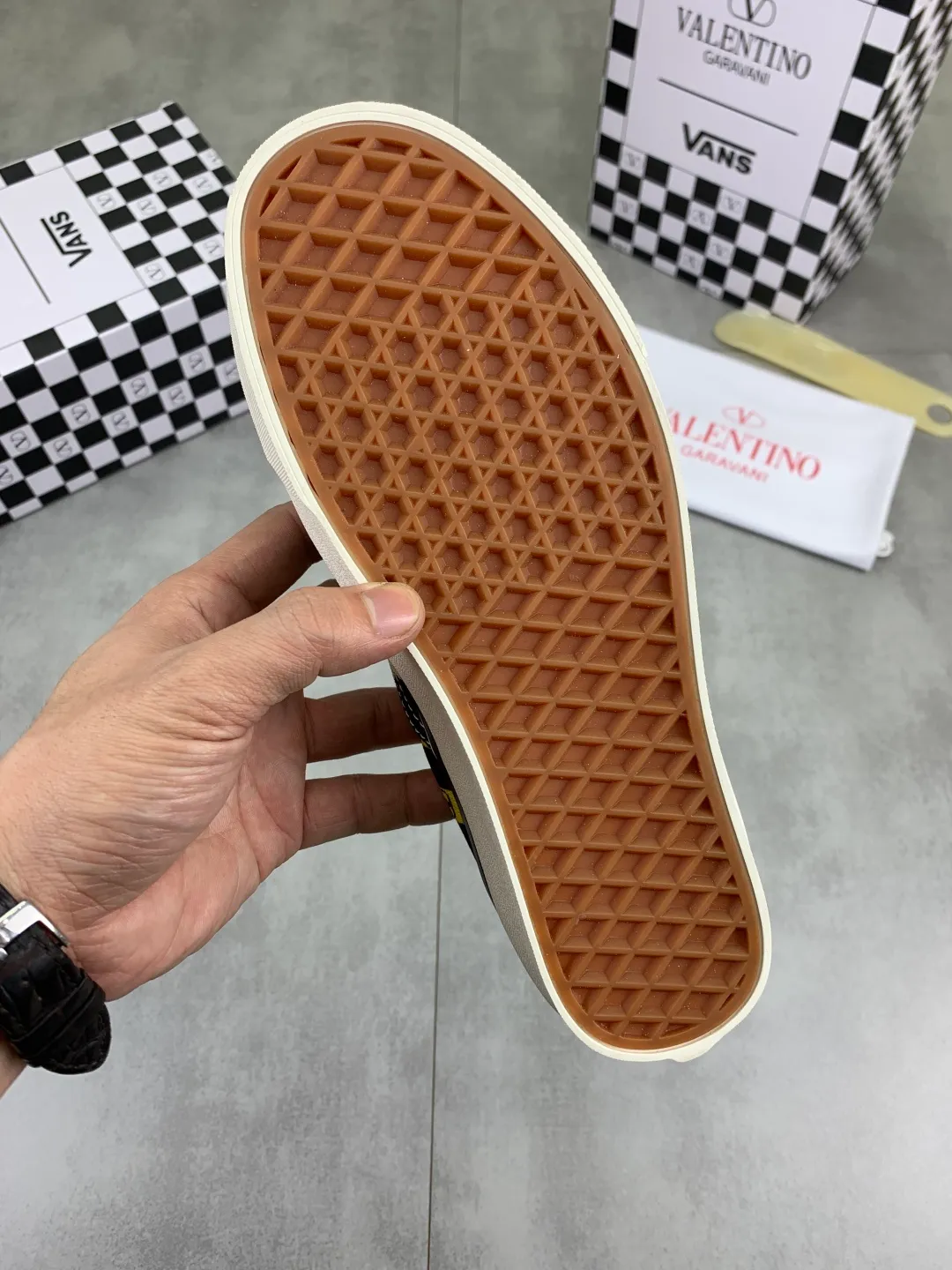 Men's shoes 💰P460 New Valentino❌Wans co-branded Valentino and Vans release new co-branded sneakers, integrating Valentino's Italian high-definition aesthetics and Vans's free and authentic spirit, giving classic shoes a personality that spans the ages. Many stars - Jolin Tsai. Yang Zi. Liu Wen. Ma Baiquan. Choi Soobin. freen. Song Zuer. JJ Lin. zel. Cecilia Cheung. shark. Xin Yunlai...Same style. Female model: 35-42 (41.42 is custom-made and non-refundable) Men's model: 39-46 (45.46 is custom-made and non-refundable)
